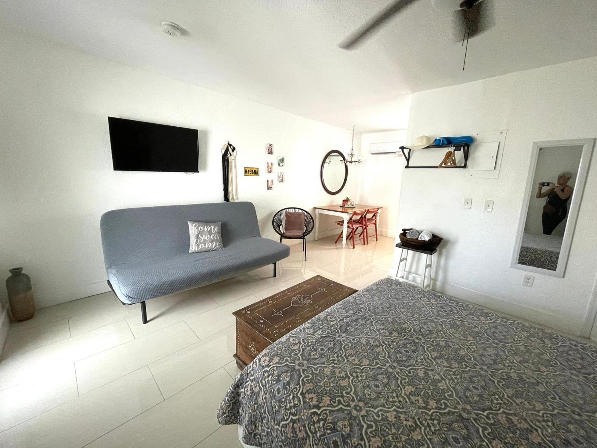 Private Studio Blocks From Coconut Grove Miami Exterior foto